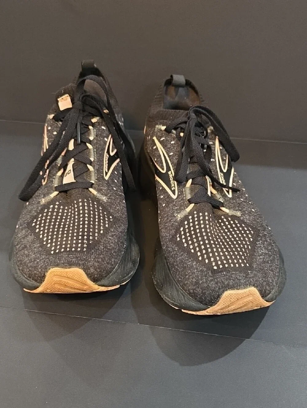 Brooks Glycerin 20 Stealth Fit Women’s Black Running Shoes with Cream Size 8.5
